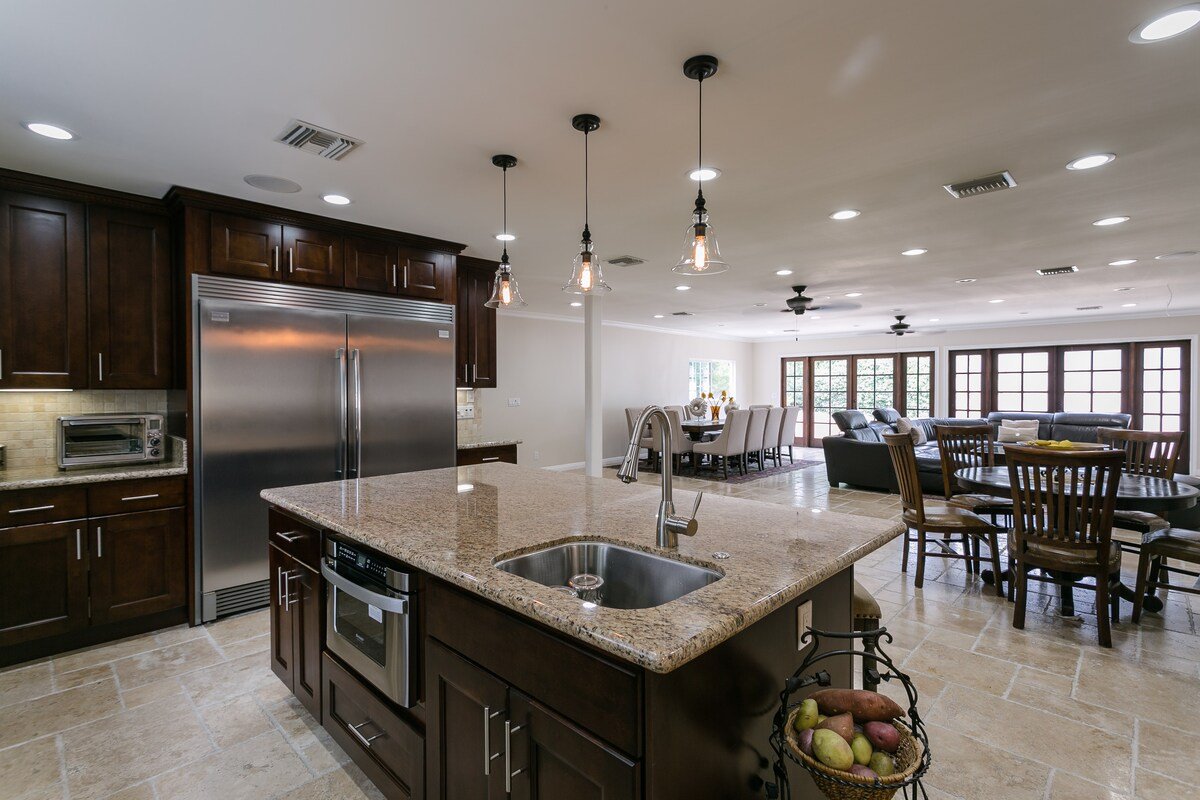 Luxury Villa W/4 BD huge backyard safe~quite gallery image 4