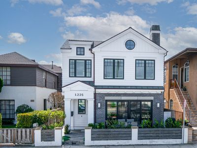 Coastal Luxury: Remodeled Duplex w/Rooftop Deck
