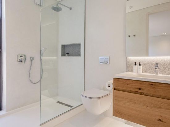 Photo 2 of 8 Fiskaal Villa accommodation in Camps Bay, Cape Town with 6 bedrooms and 6 bathrooms