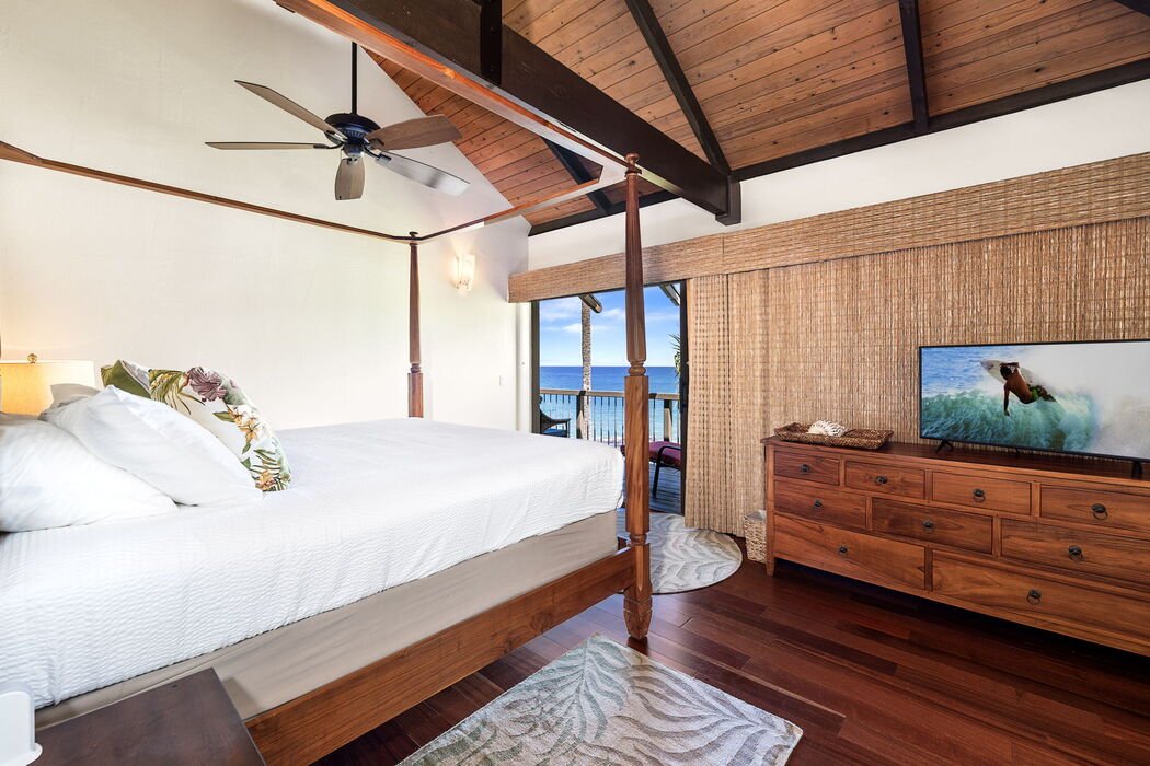Beautiful Oceanfront | Air-Conditioned | Sleeps 6! gallery image 5