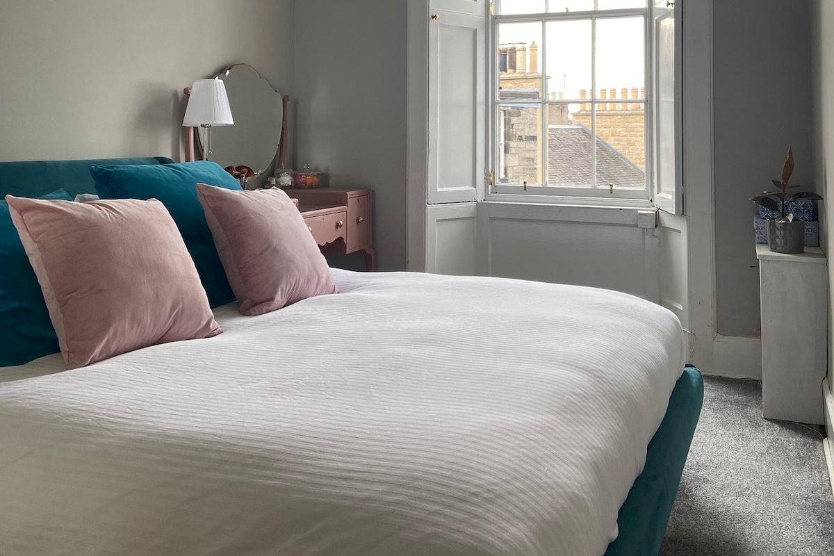 Spacious Georgian apartment in city centre gallery image 4