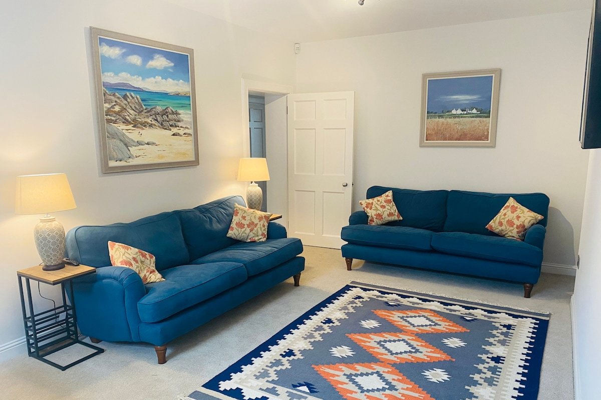 Newly Refurbished-Central Location- 2 Bedroom Flat gallery image 2