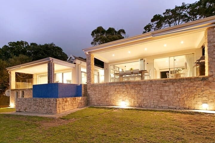 Luxury Serviced Mountain Villa in Constantia gallery image 2