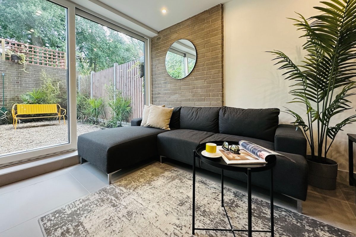 Modern 5-BR Featuring Private En Suites and TVs gallery image 5