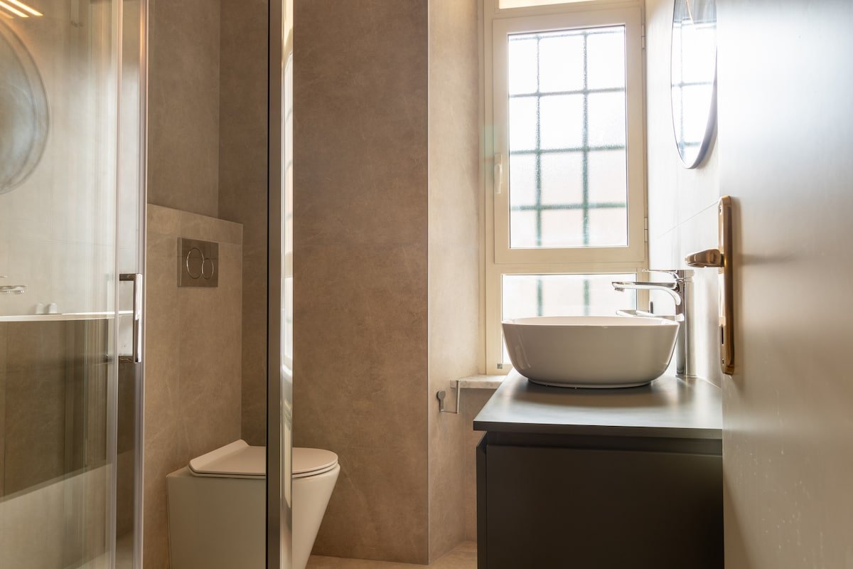 Renovated Apt Next to St. Peter gallery image 5