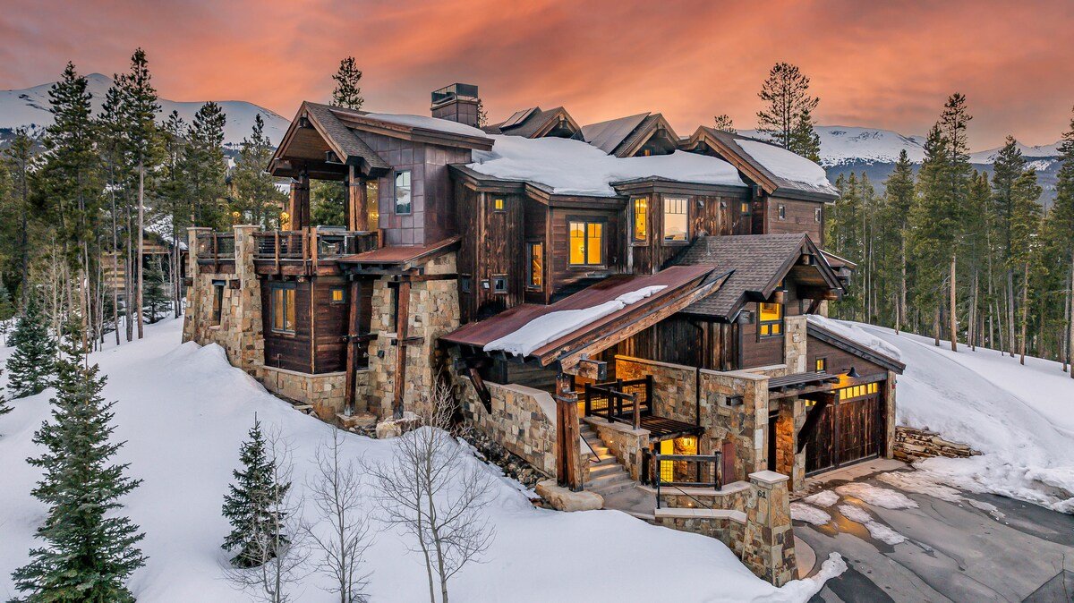 Hot Tub + Theatre Room – Summit at Shock Hill