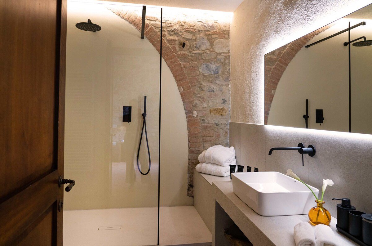 Villa Amerigo- Modern, Luxe Tuscan Villa gallery image 2