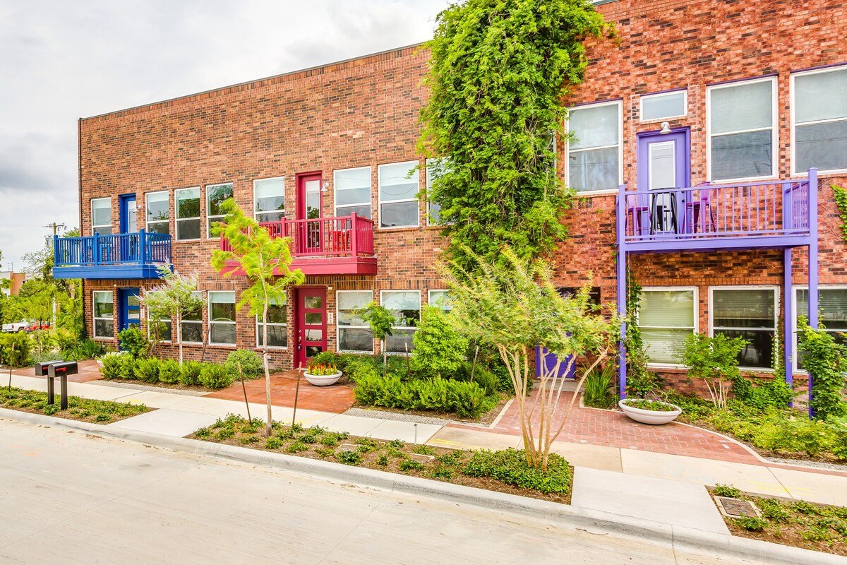 New Luxury 2000 SF Townhome in S. MAIN AREA gallery image 3