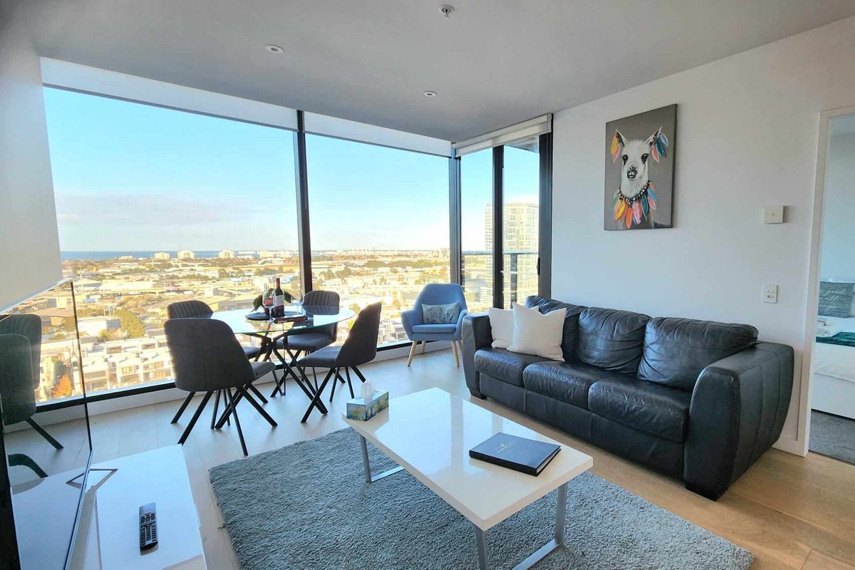 Classic 2 Bedroom with Peaceful Views on Collins