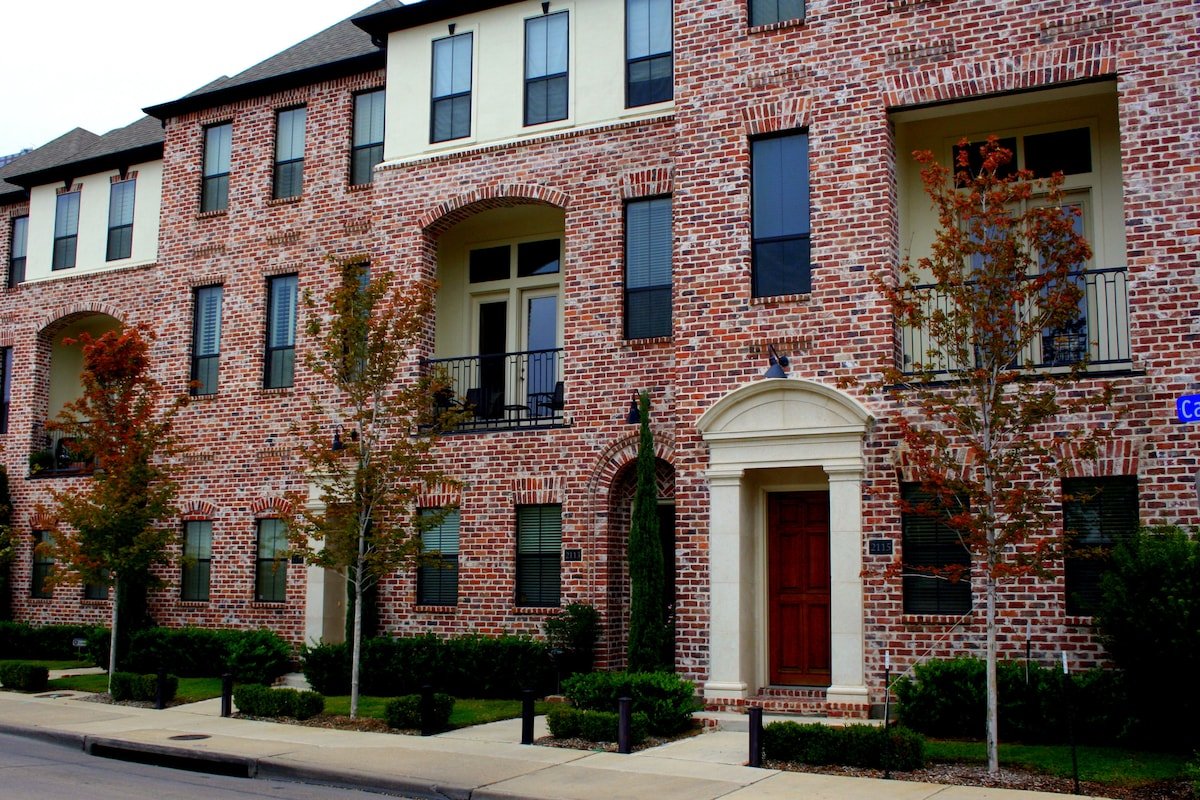 Beautiful 3BR Canton Townhouse gallery image 2