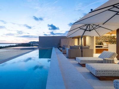 Modern Art Penthouse | Rooftop w/Infinity Pool