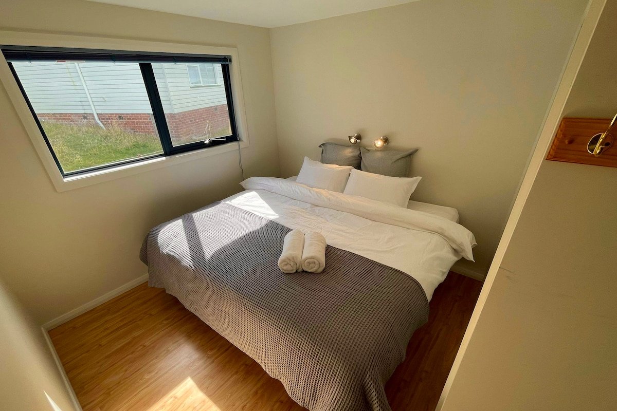 Orford Beach Retreat – The Captain’s Quarters gallery image 5