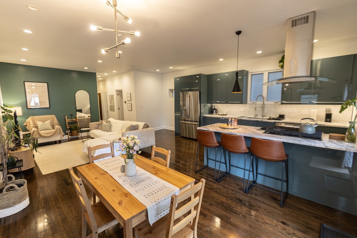 Modern Comfort + Garage, Steps from Blue Line. gallery image 2