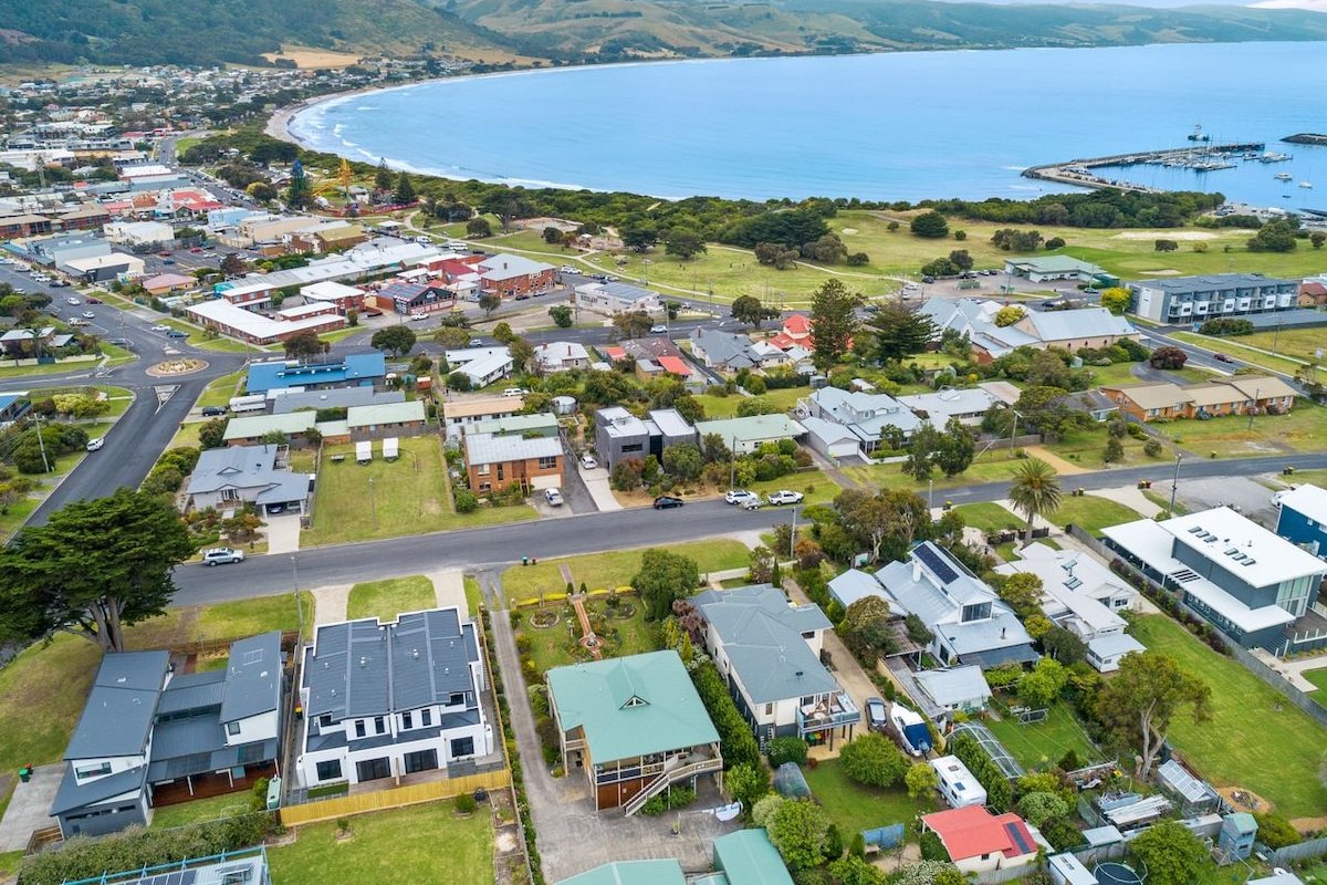 Luxurious 4 Bed Room Holiday House,with ocean view gallery image 5