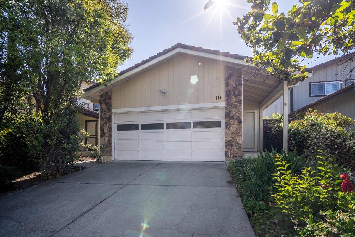 Beautiful & convenient 3 bedroom/2.5 bath home gallery image 3