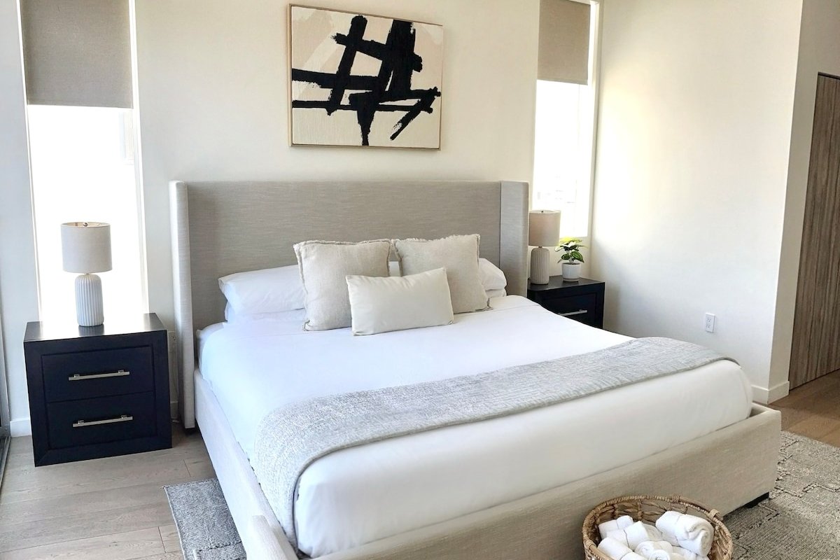 Hollywood Sign Views | Deluxe Townhome at Sunset gallery image 3