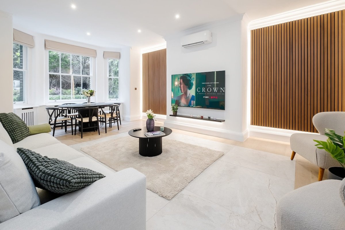 Luxurious 2BR Oasis in South Kensington w/ Air Con gallery image 2