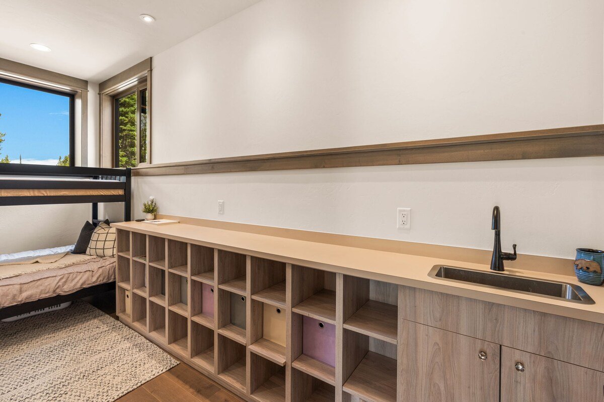 Big Sky Luxury + Hot Tub, Firepit, Epic Views! gallery image 5