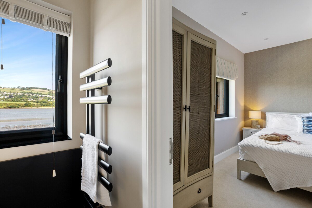 Gable View – Luxury Riverside Retreat with Panoram gallery image 4