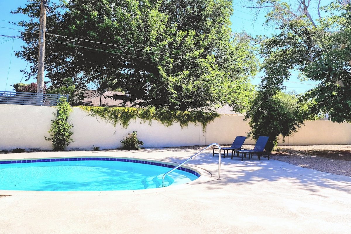 Hidden Oasis 4 BR 10 min to Strip! Prime Location gallery image 3