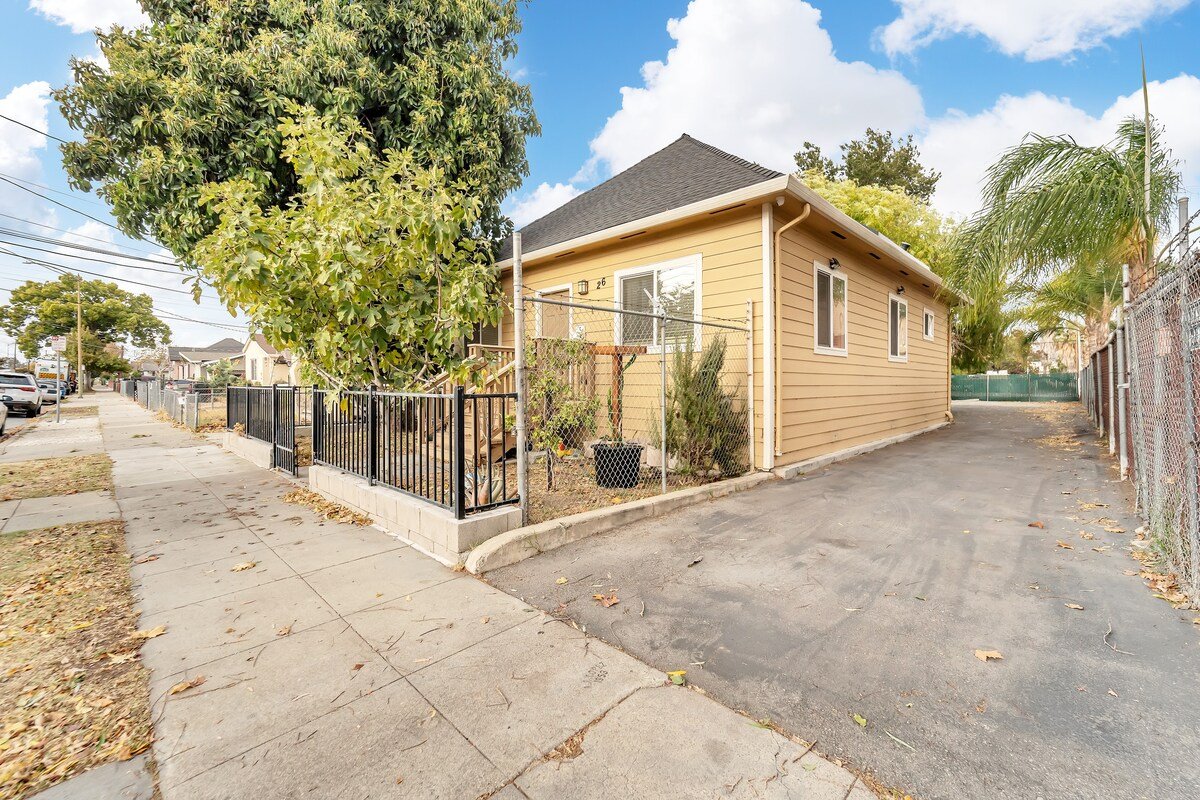 3b2a Haven Downtown SJ, spacious onsite parking gallery image 3