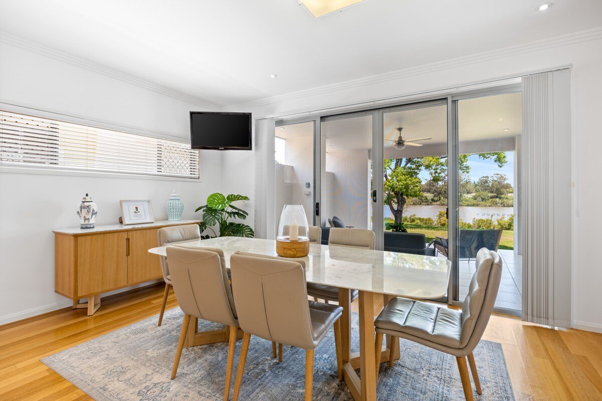 Modern Luxury Riverfront Retreat gallery image 4