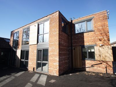 Sleeps up to 24 in 5 stylish flats! > near station