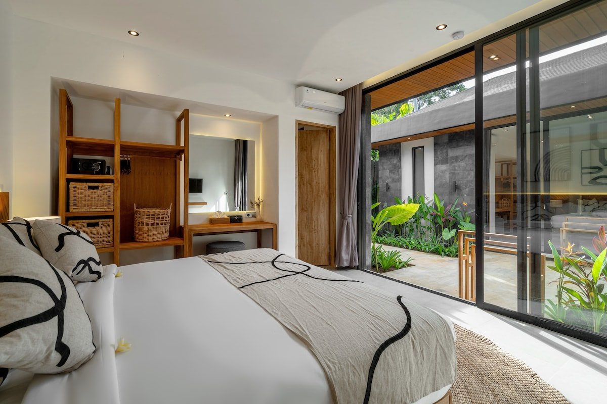 10BR Laia & Naiba: Gym & Infinity Pool Retreat gallery image 5