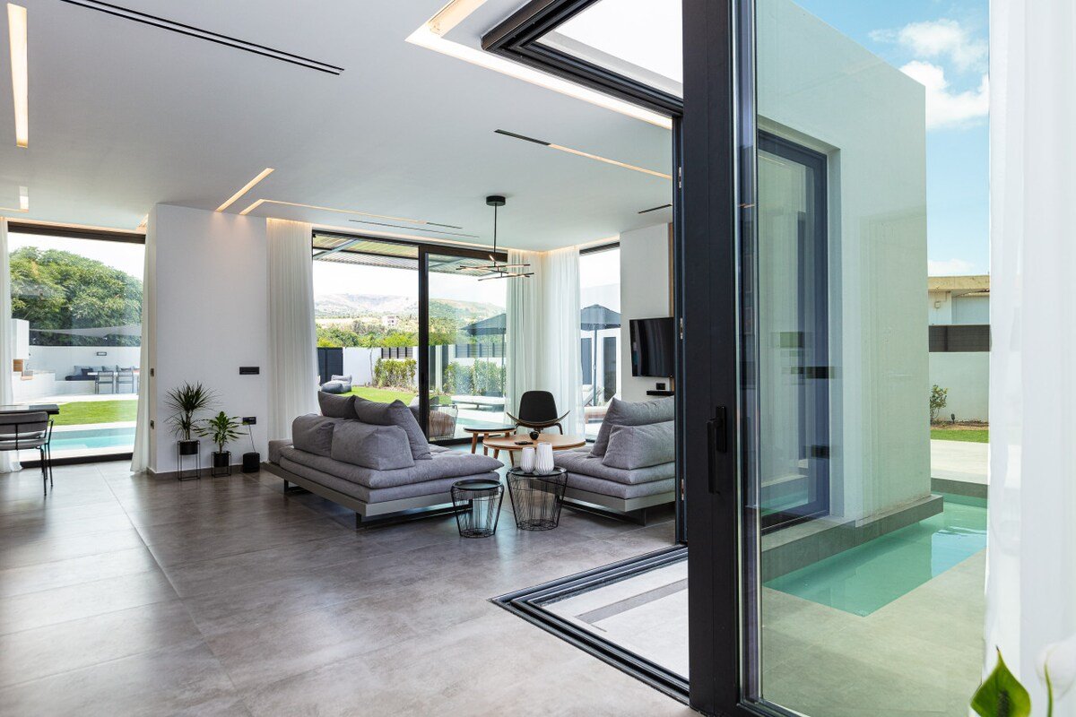 Family 4BR Villa, Ping Pong w Steps to Amenities gallery image 5