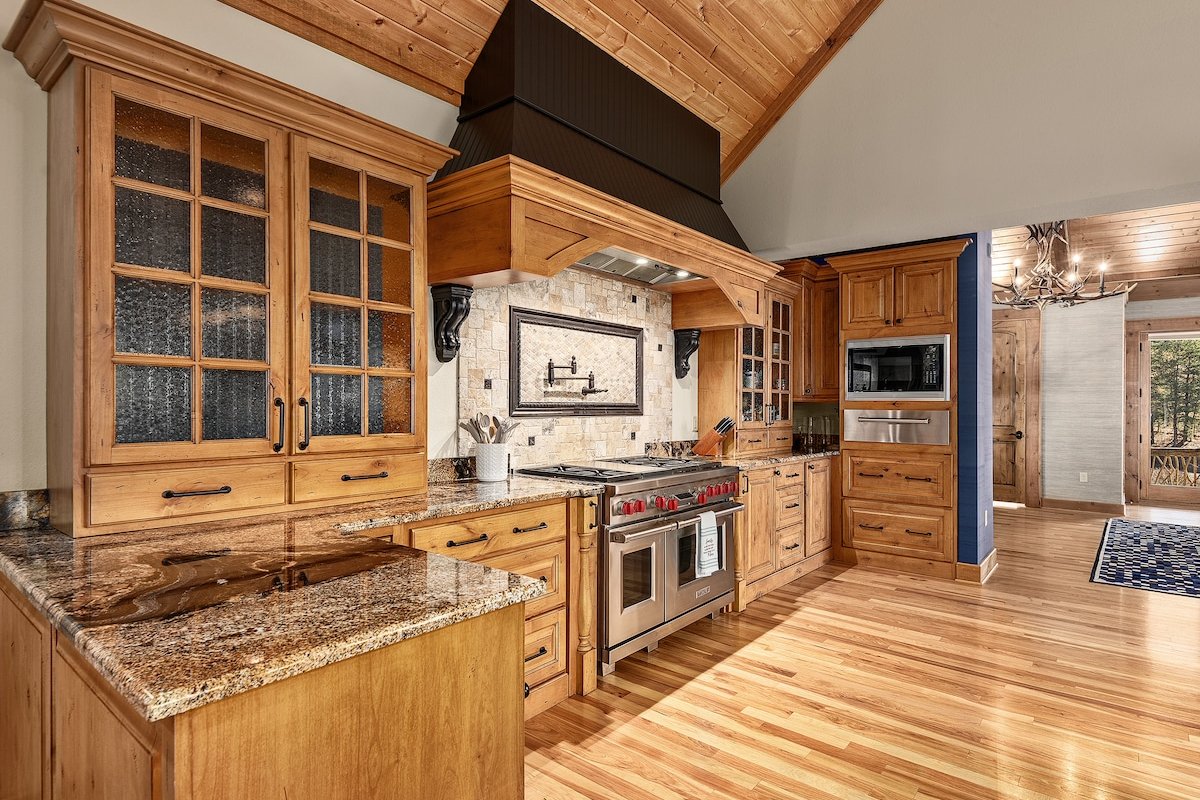 Luxury 8400 sq ft Lodge|Hot Tub|Panoramic Views gallery image 3