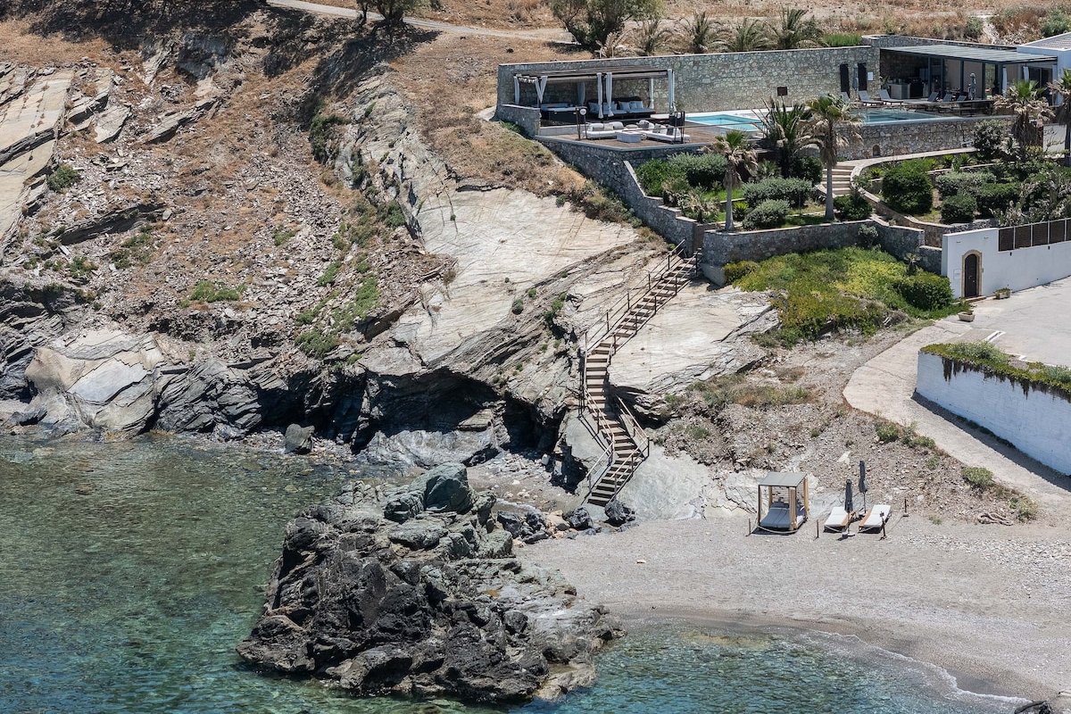 Sapphire Shores: Beachfront Retreat by etouri gallery image 5