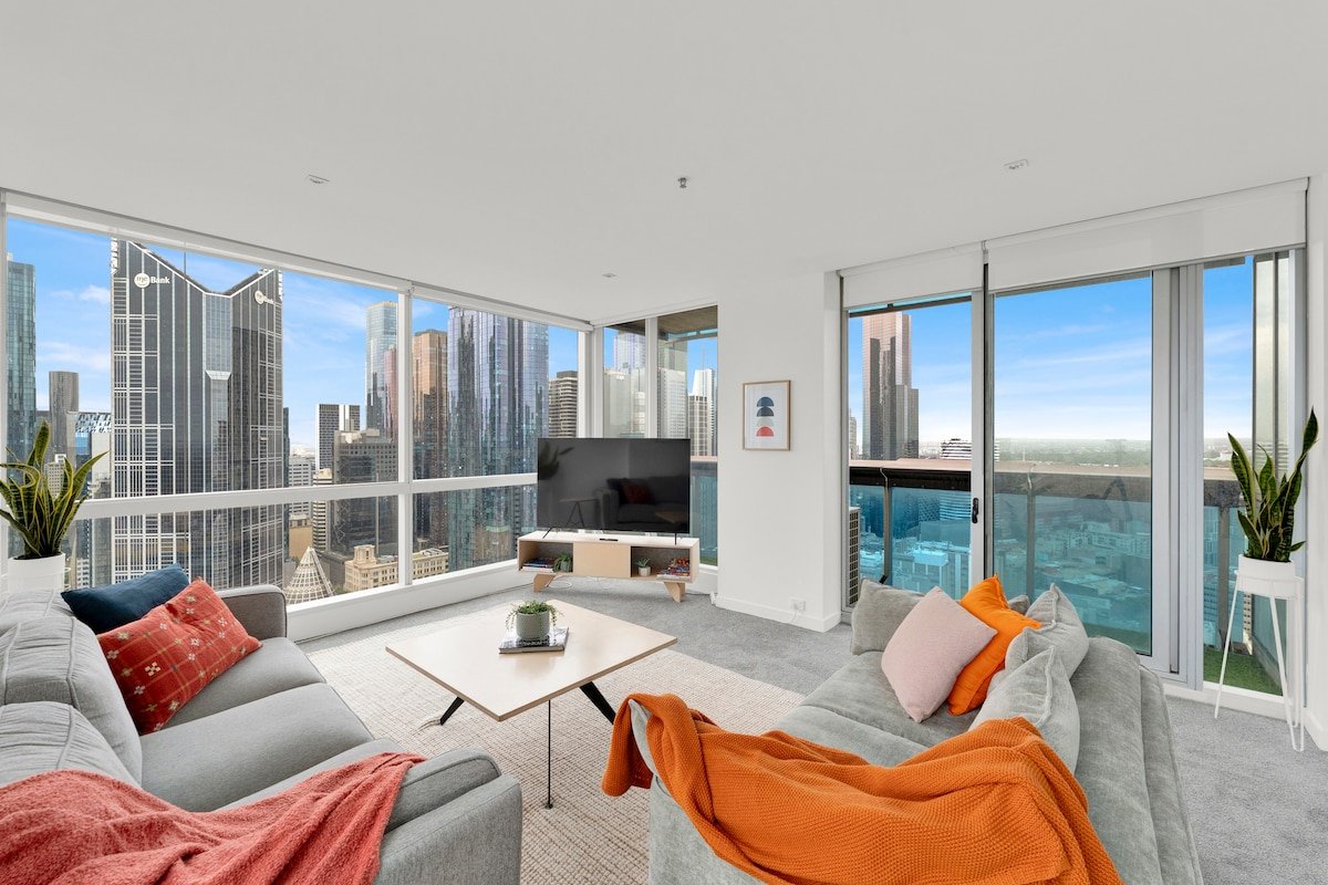 Incredible Views in this spacious 3 Bedroom Jewel! gallery image 2