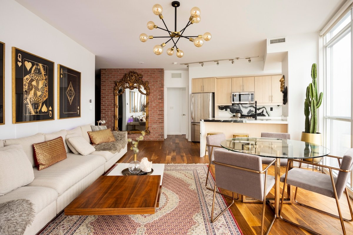 Presidential Loft – Stunning Water and City Views gallery image 5