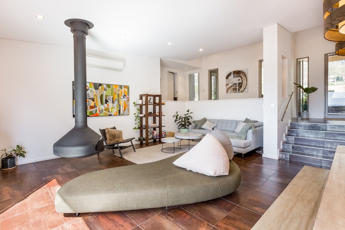 Sunrise Tranquillity: Luxe Retreat with Heated Spa gallery image 4