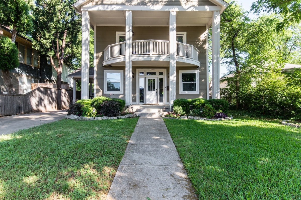 Downtown Heated Pool Spa Sleeps 18 gallery image 4