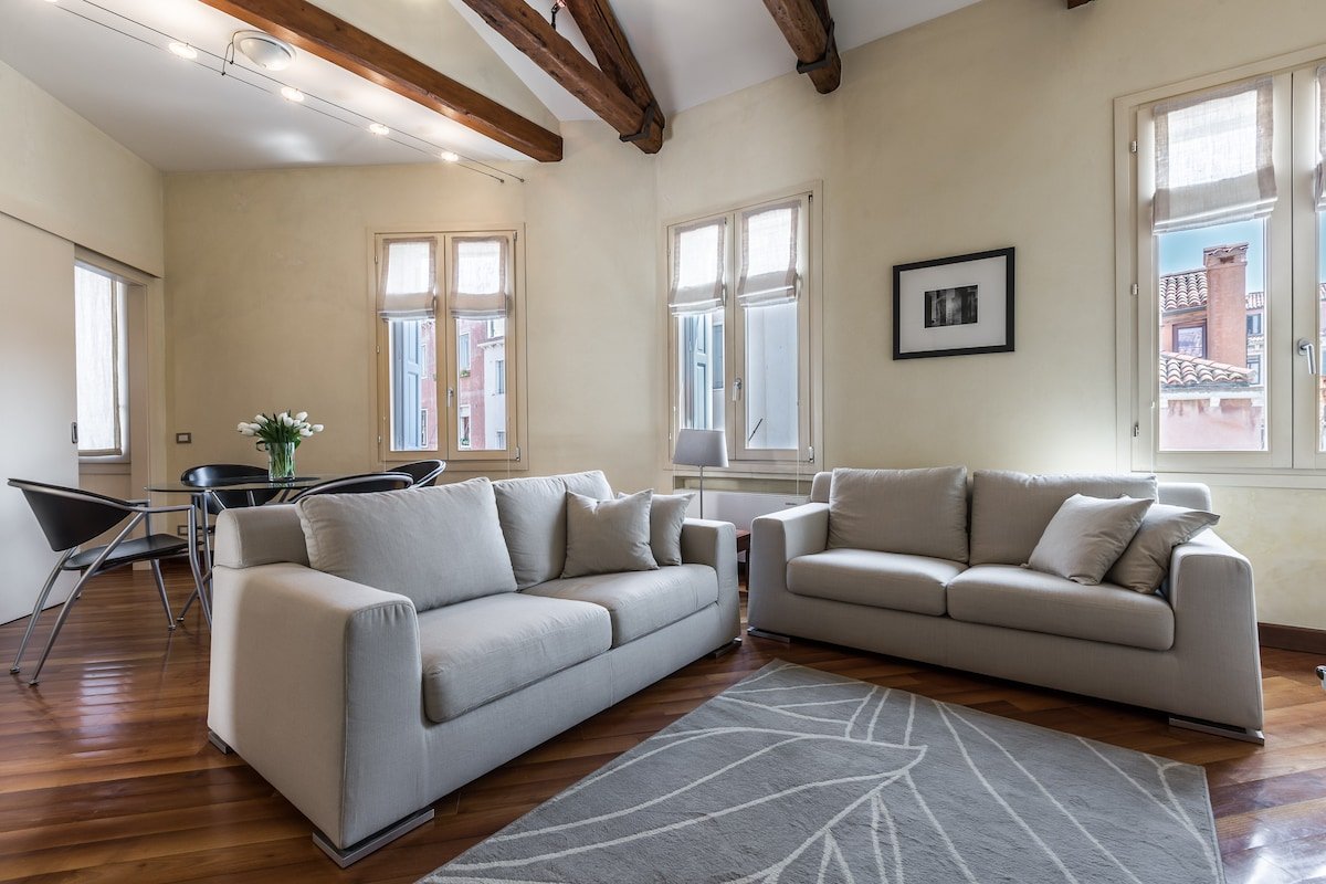 Ca’ Pantalon Bright Apt with Terrace gallery image 3