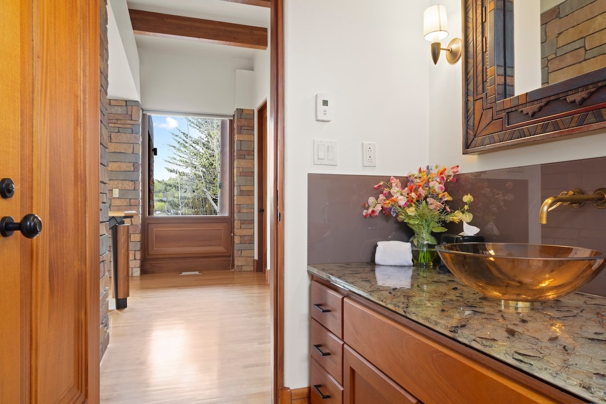 Outpost: Mountain View Escape gallery image 2