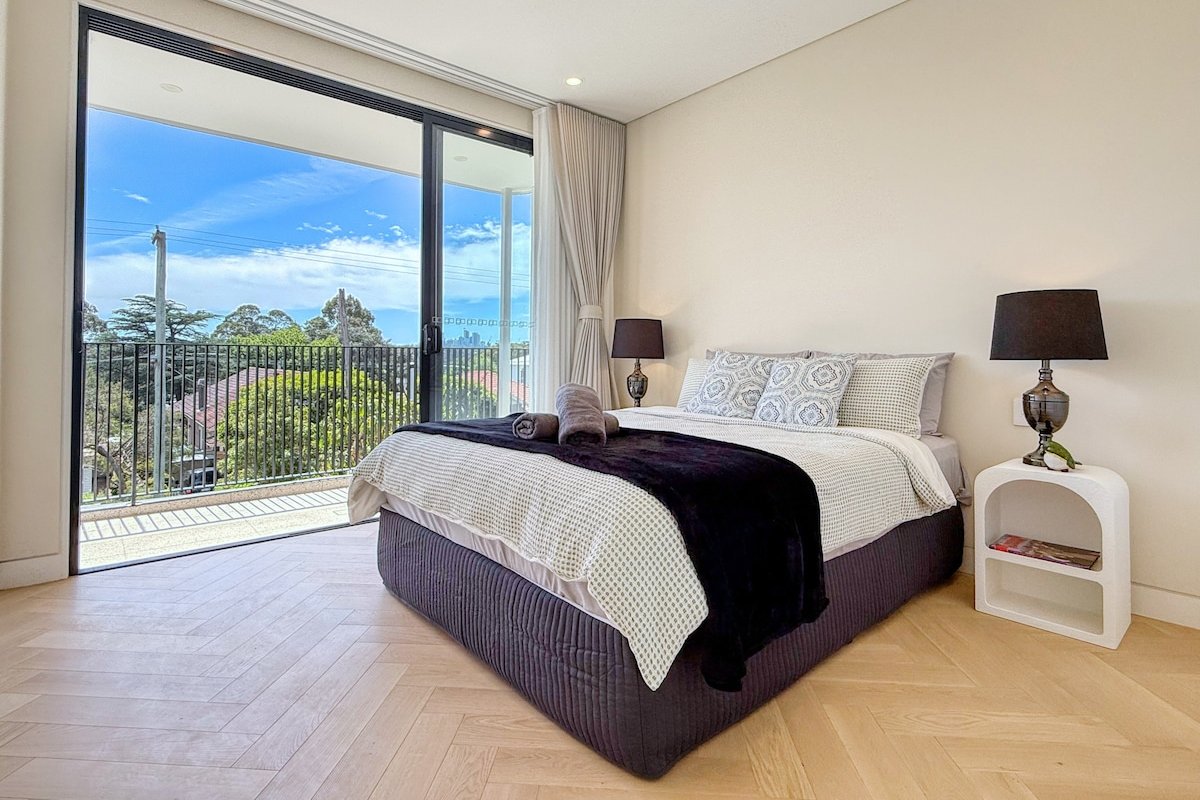 Exceptional Luxurious Duplex in an Great Location gallery image 5