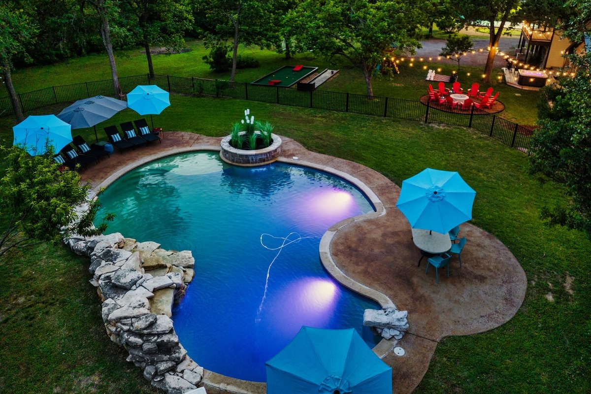 Near Downtown~Pool on 2 Acres~Pickleball~Sleeps 22 gallery image 2