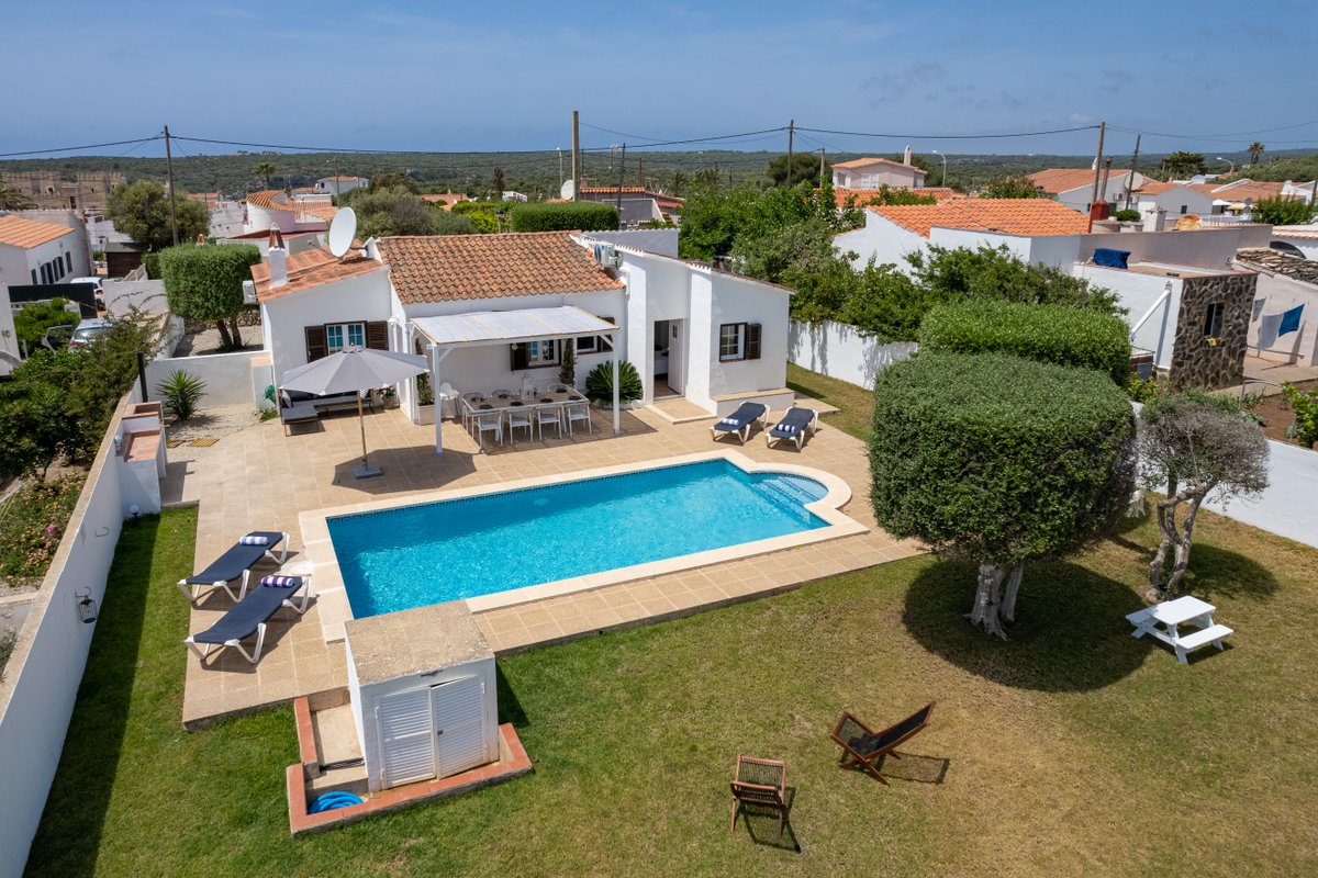 Private villa w/ large pool close to beach & shops