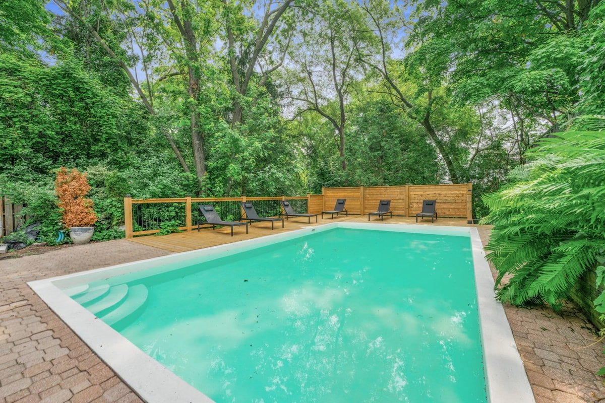 Award Winning Luxury Home with Heated Pool + Sauna gallery image 2