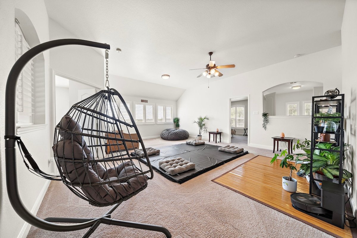 Austin Epic Stay | Yoga Gym | BBQ Yard WiFi Games gallery image 2