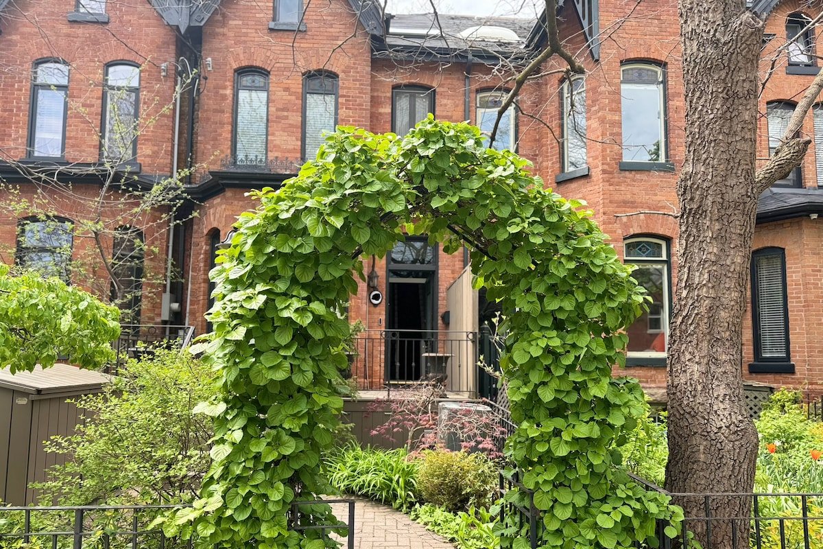 Cozy Retreat: Arcade, Comfy Beds, Full Amenities! gallery image 5