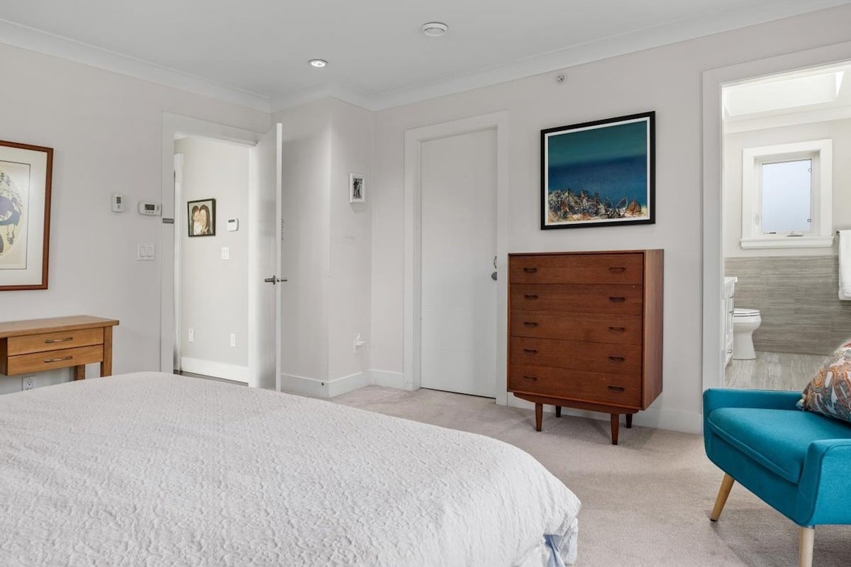 Stylish 5 bed/5 bth city-center family home gallery image 3