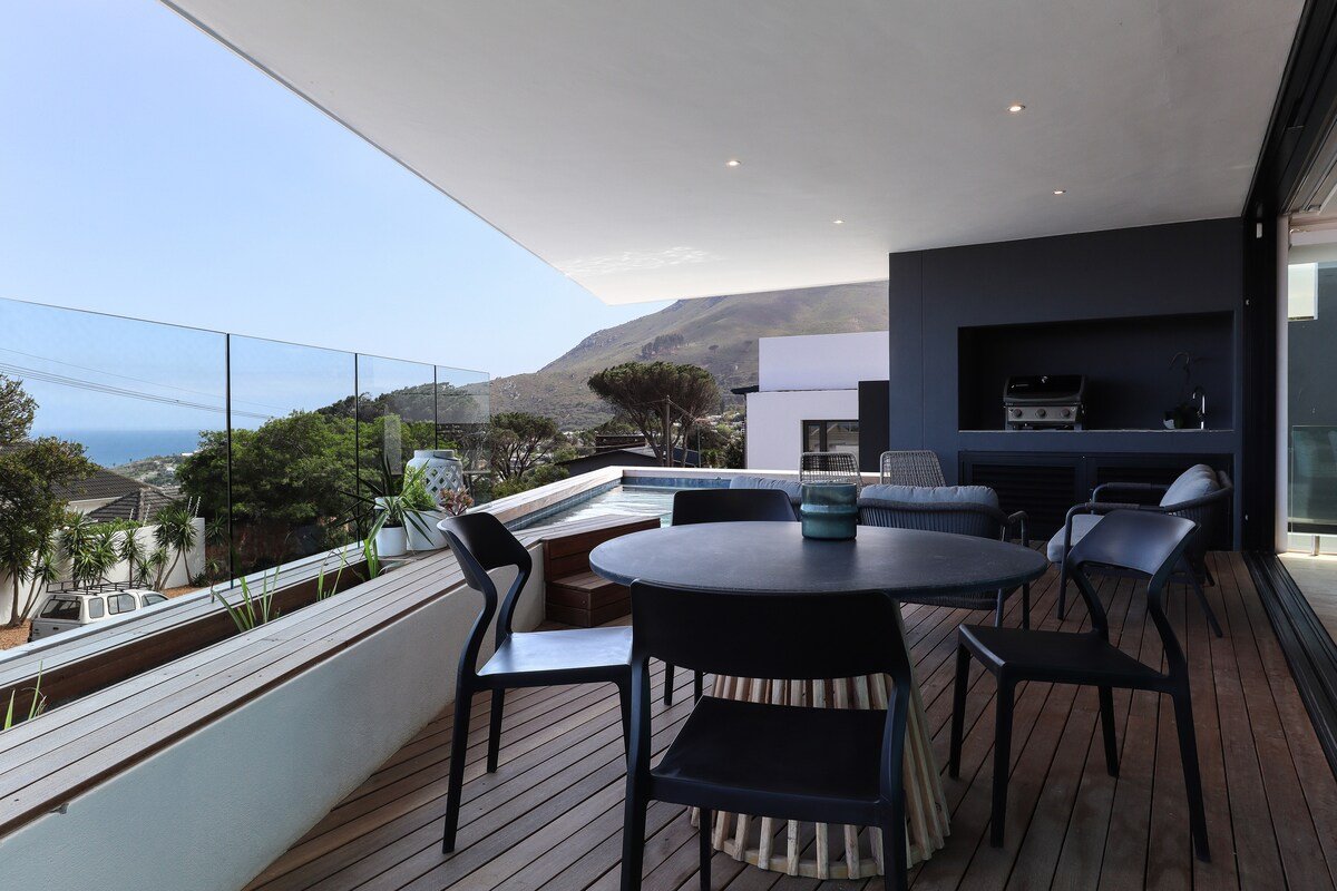 Paradise in Camps Bay:Luxury Villa with Pool&Views gallery image 5