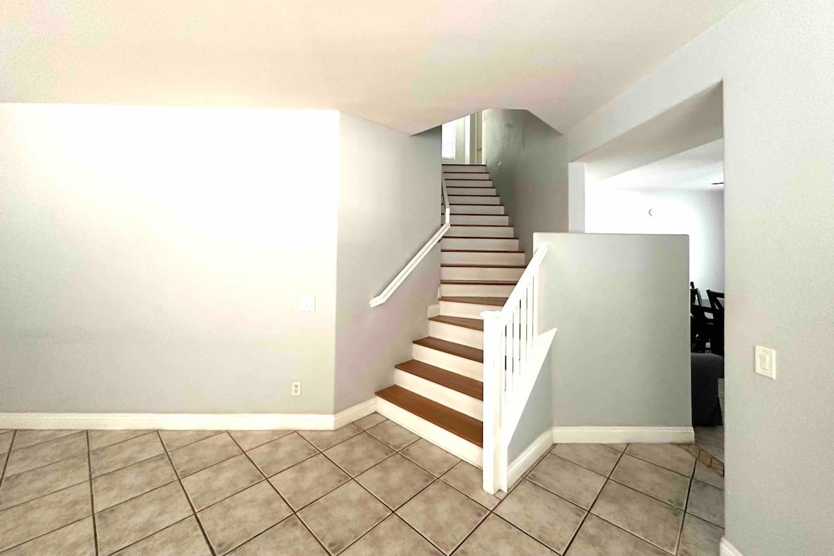 Comfortable, Spacious Home 15 min to The Strip gallery image 4