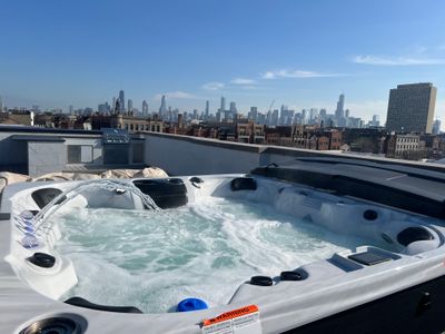 Luxury Condo w/ HOT TUB and Stunning Roof Top Deck