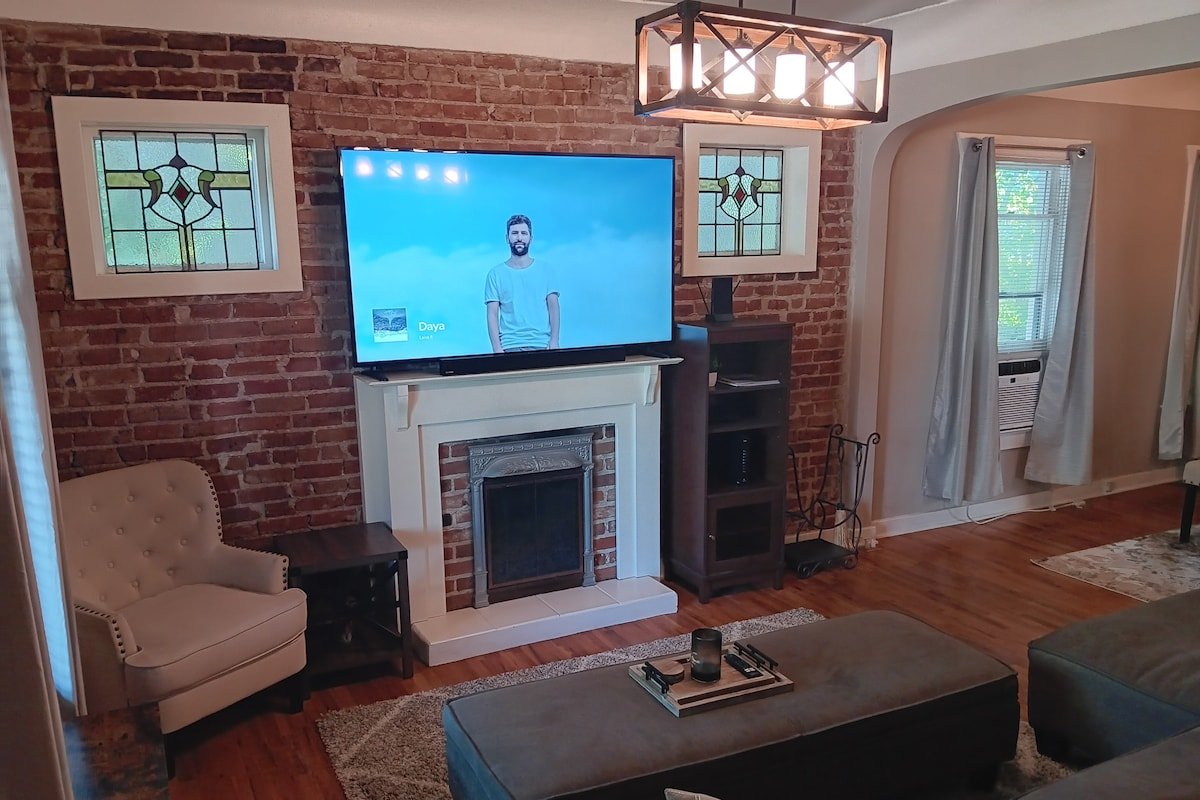 Washington Park Bungalow with hot tub! gallery image 2