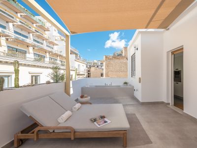 Modern 2BDR Flat w Hot Tub & Big Terrace in Plaka