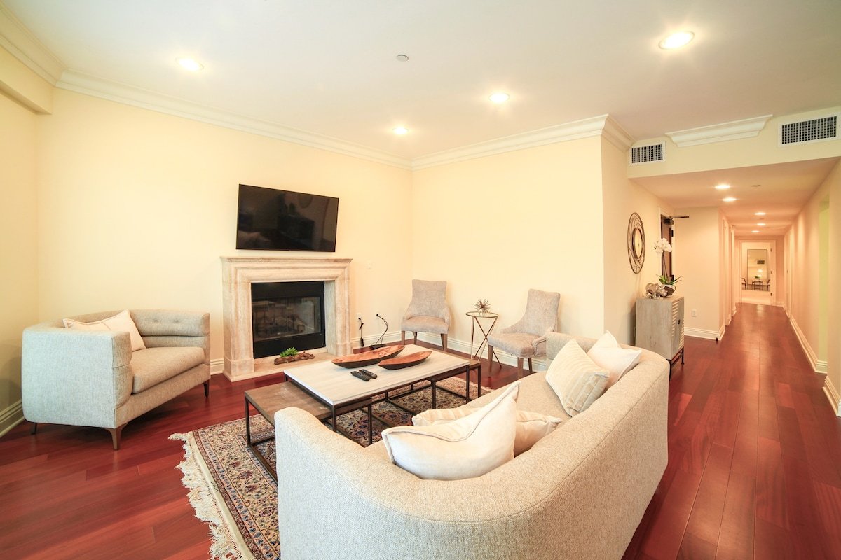 Grand Luxury Chic Unit Beverly Hills Adjacent gallery image 3